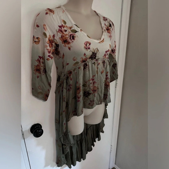 Gimmicks Floral Top high low cut Blouse in Cream Olive  XS BKE size #1283 - Picture 3 of 9